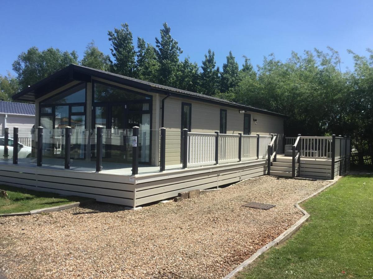 Tuscany Lodge Merston Exterior foto